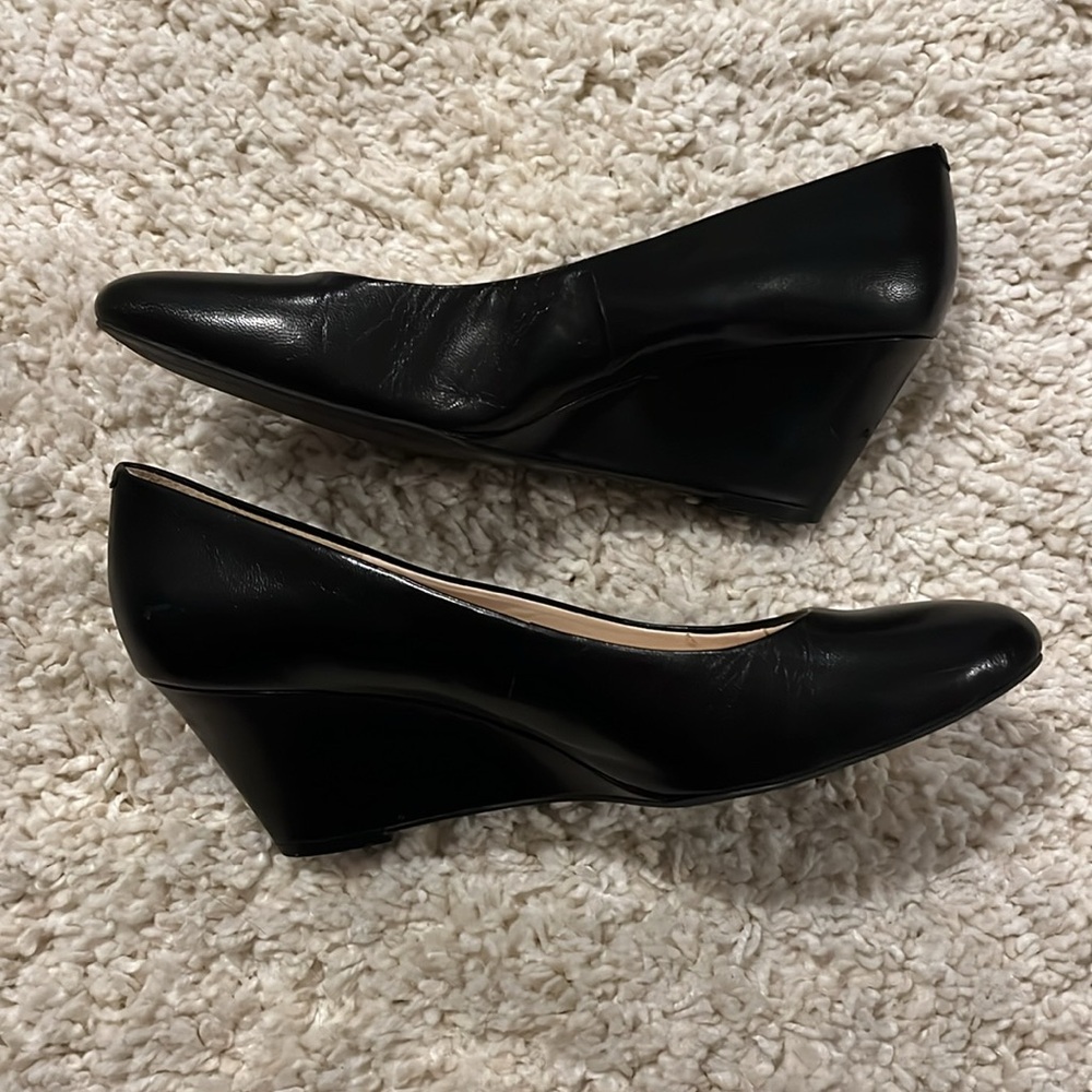 Nine West sz 8.5m black 2.5 inch wedge heels. Smoke/pet free